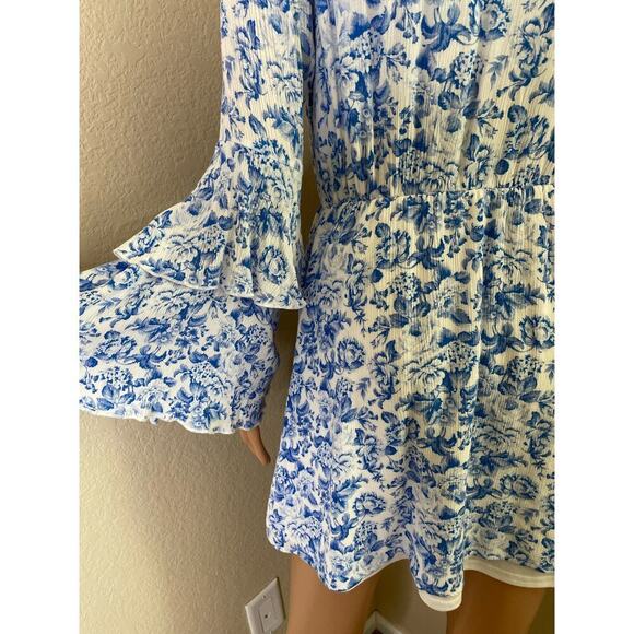 Altar'd State Flowy White & Blue trumpet sleeve V neck floral print SZ M casual - Picture 4 of 14